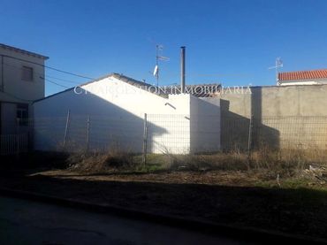 Rustikales Grundstück zum Verkauf in Medio