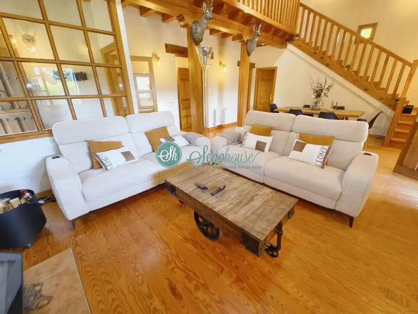 Sala de estar de Casa o chalet en venta en Palazuelos de Eresma con Calefacción, Terraza y Amueblado