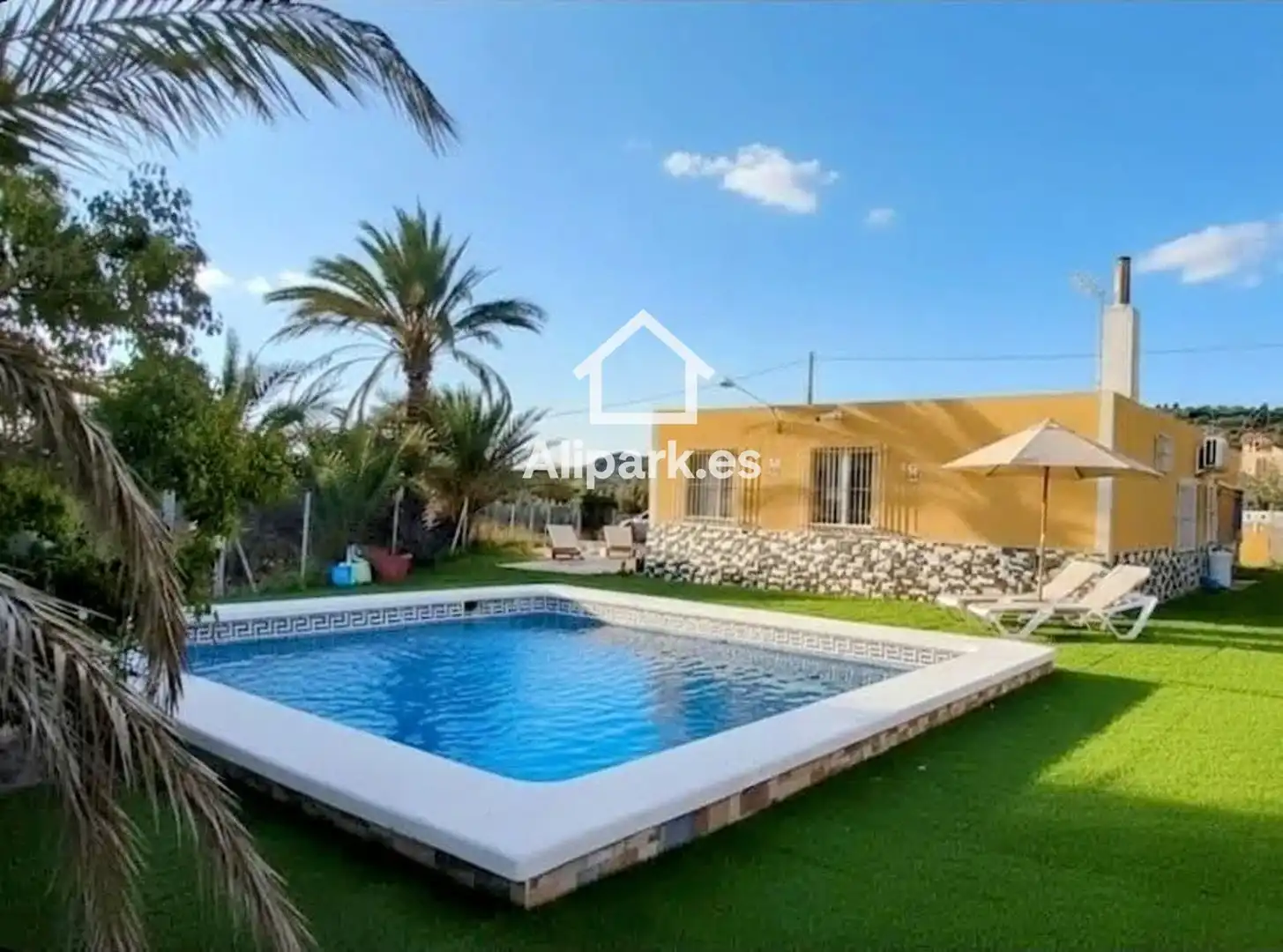 Vista exterior de Casa o chalet en venta en Alicante / Alacant con Trastero, Piscina y Amueblado