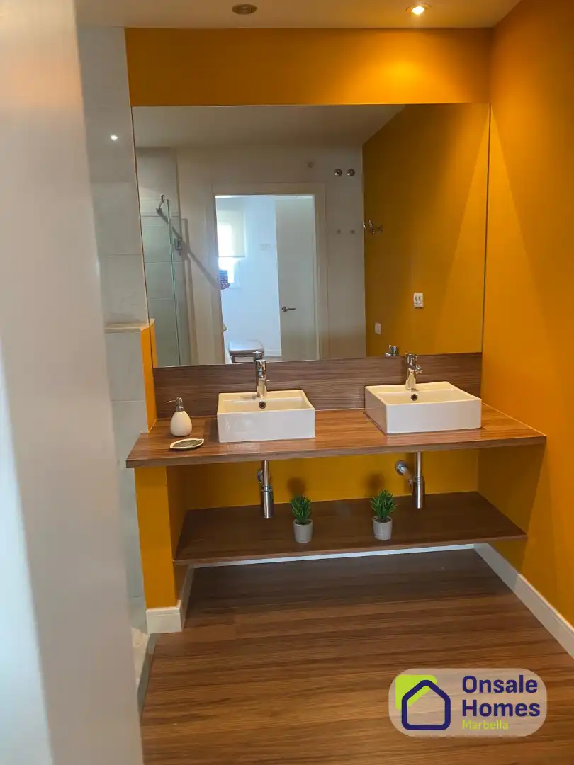 Badezimmer von Wohnung zum Verkauf in Marbella mit Klimaanlage, Terrasse und Abstellraum