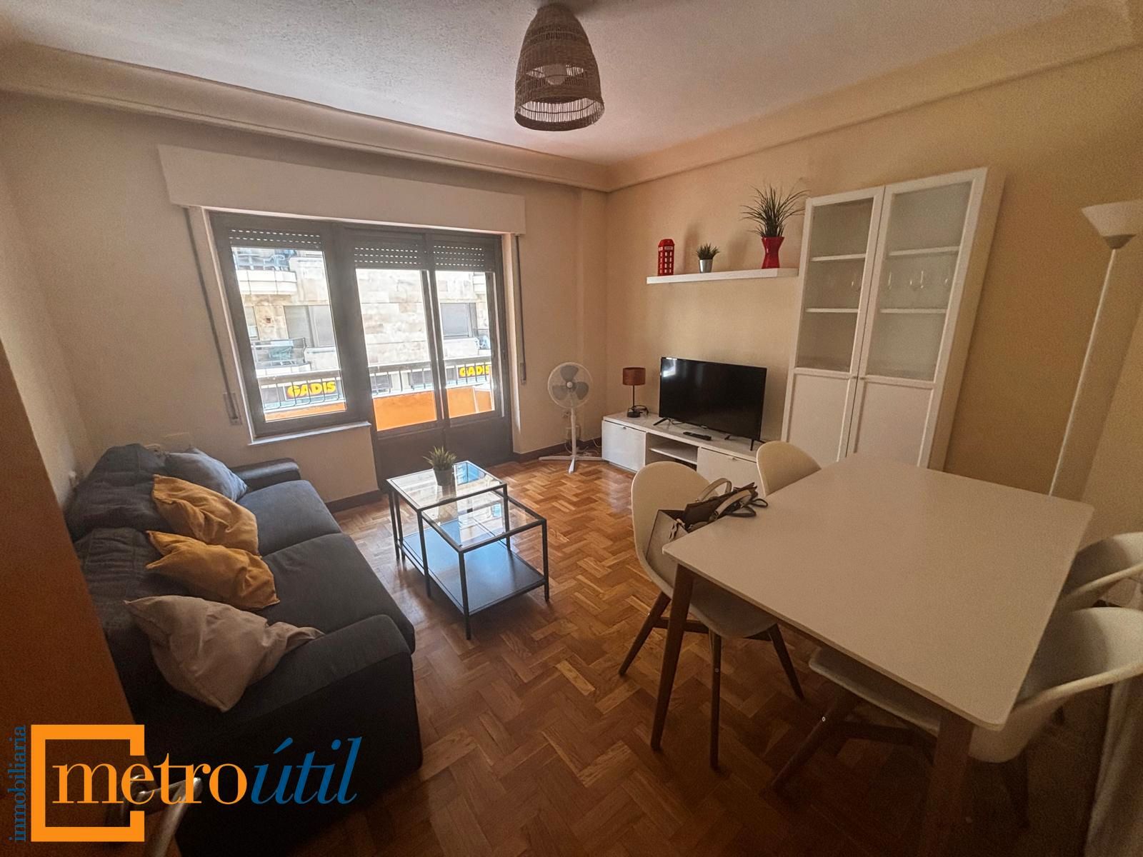 Sala d'estar de Pis de lloguer en Salamanca Capital amb Calefacció, Parquet i Moblat