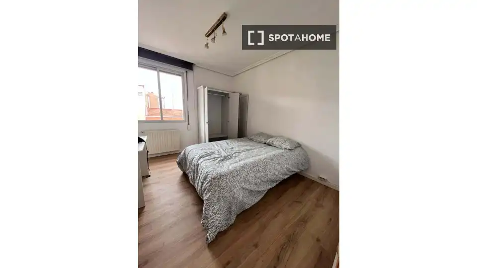 Schlafzimmer von Wohnung zur Miete in Madrid mit Klimaanlage, Heizung und Möbliert