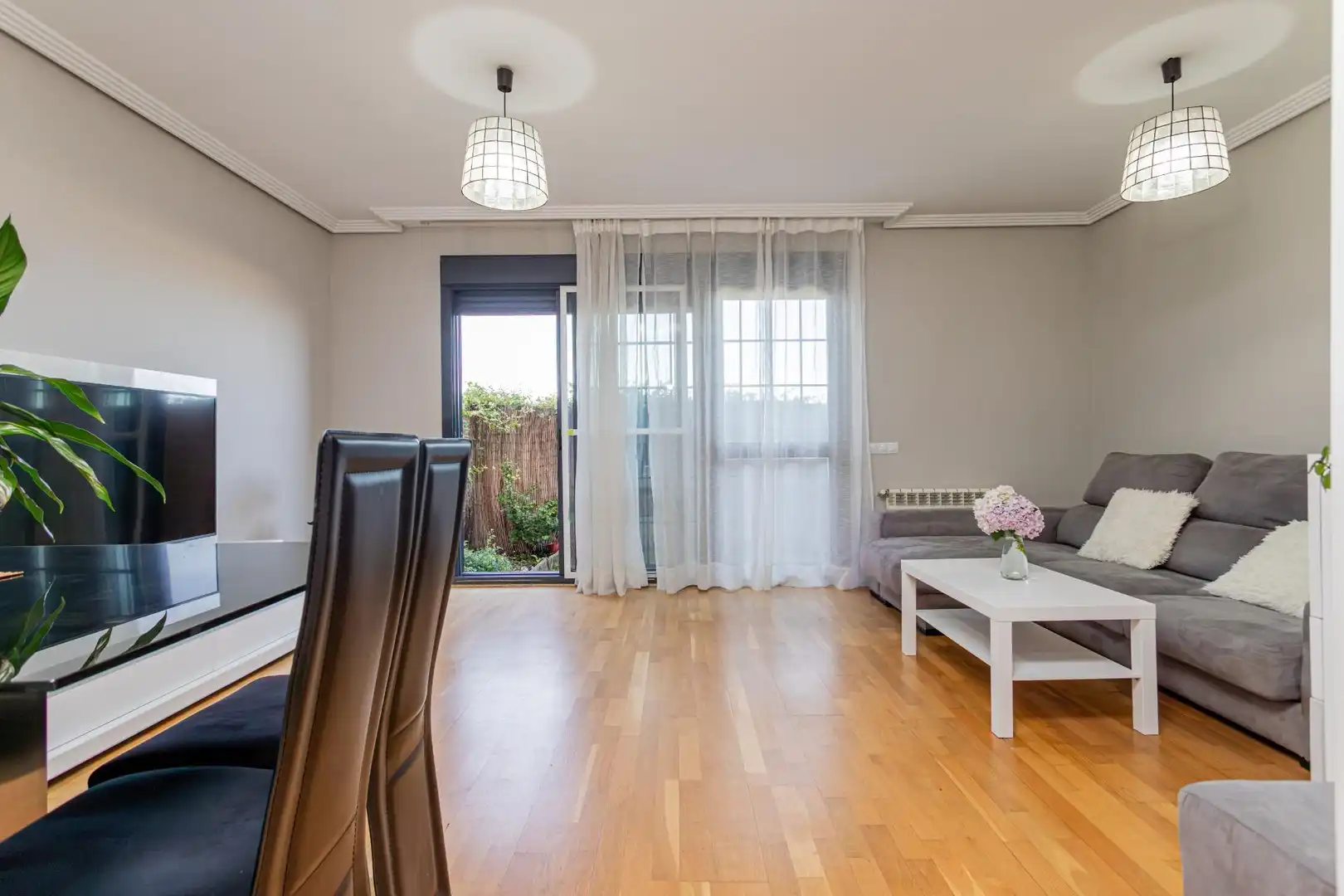 Sala de estar de Casa adosada en venta en Valdemoro con Aire acondicionado, Calefacción y Jardín privado