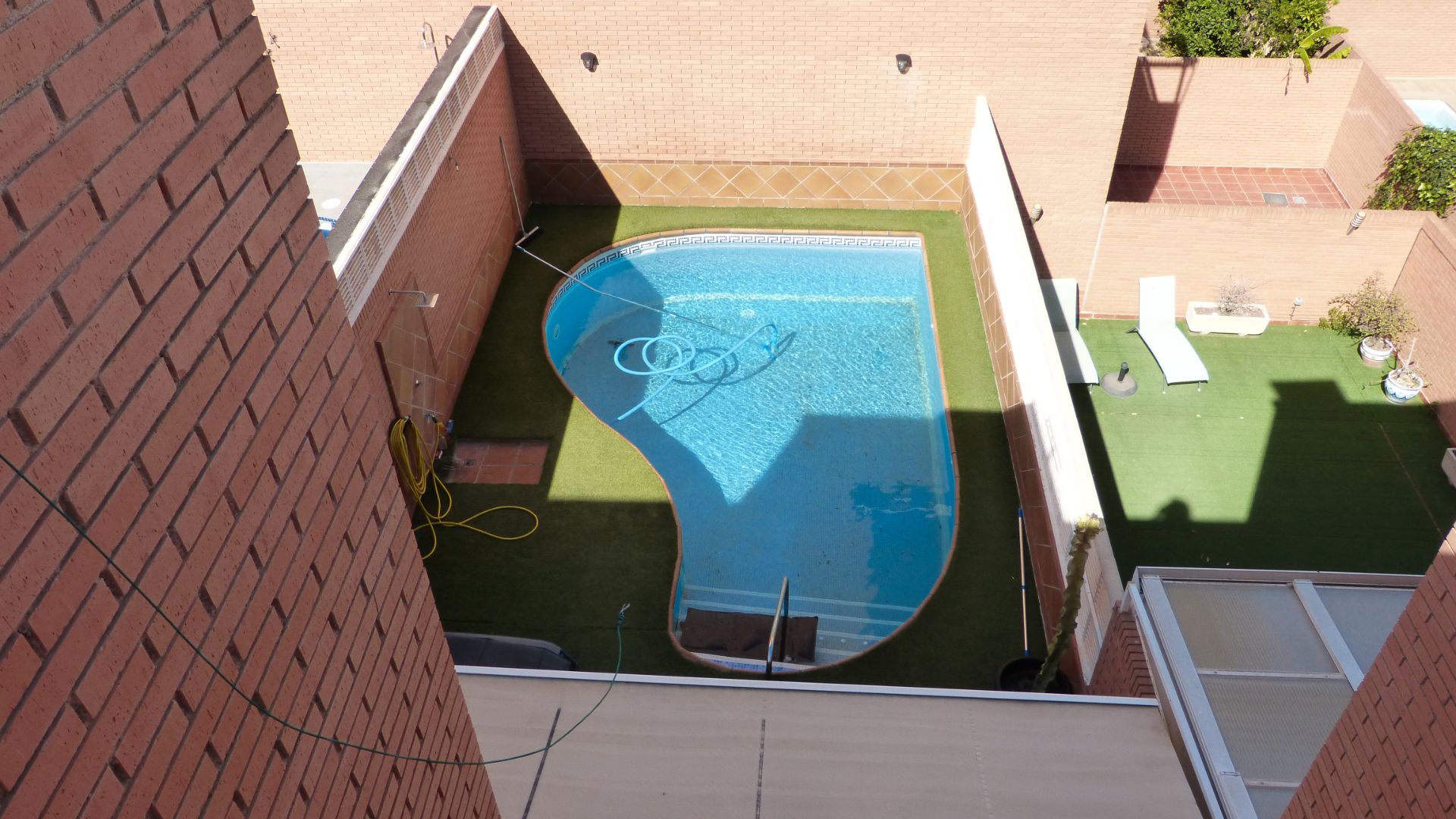 Piscina de Casa adosada en venta en  Almería Capital con Aire acondicionado, Jardín privado y Terraza