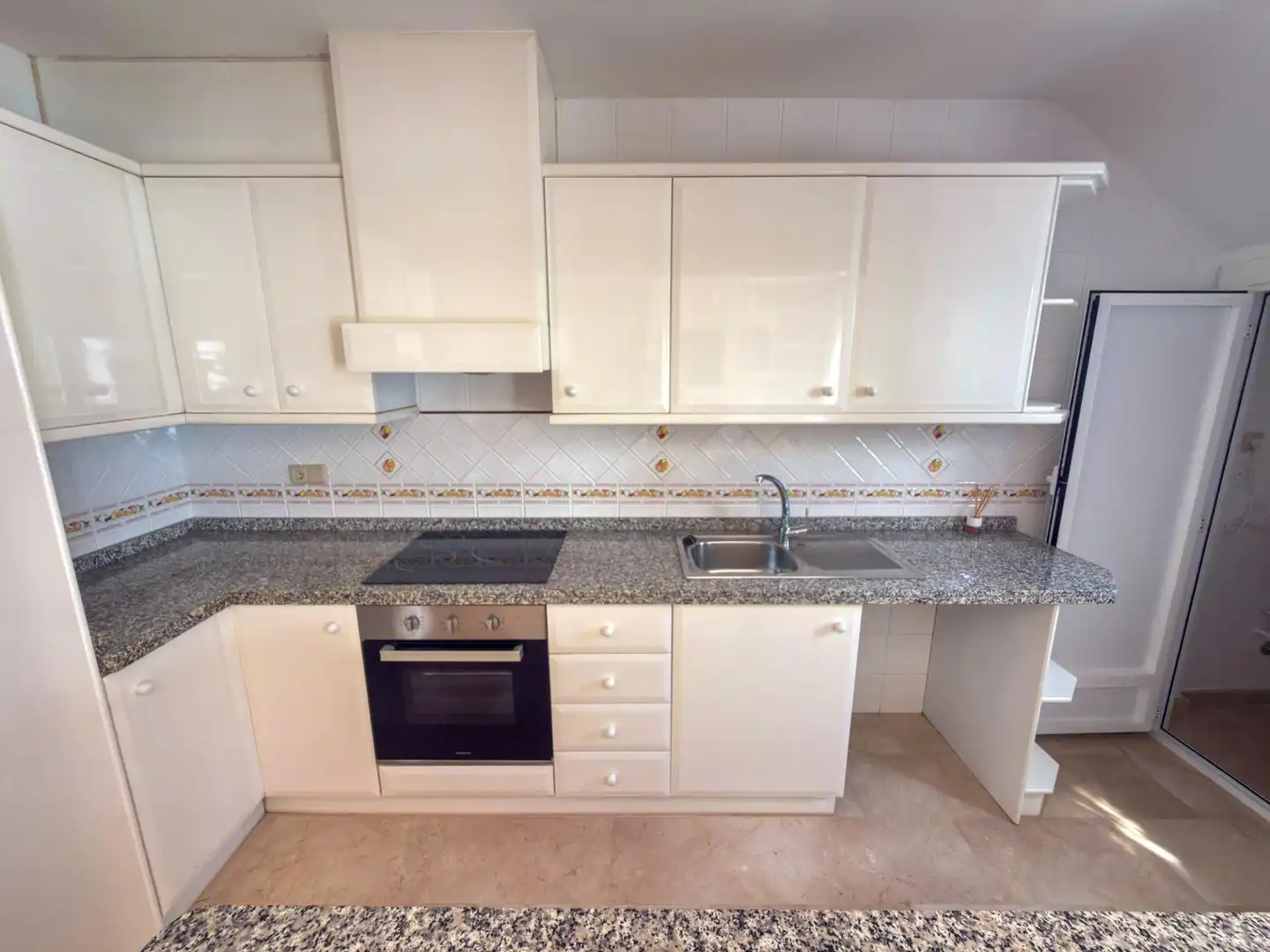 Cuina de Casa adosada en venda en Orihuela amb Jardí privat, Terrassa i Moblat