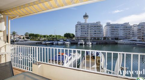 Precioso apartamento vacacional reformado en venta en el centro de Empuriabrava con magníficas vistas al canal, imatge 2
