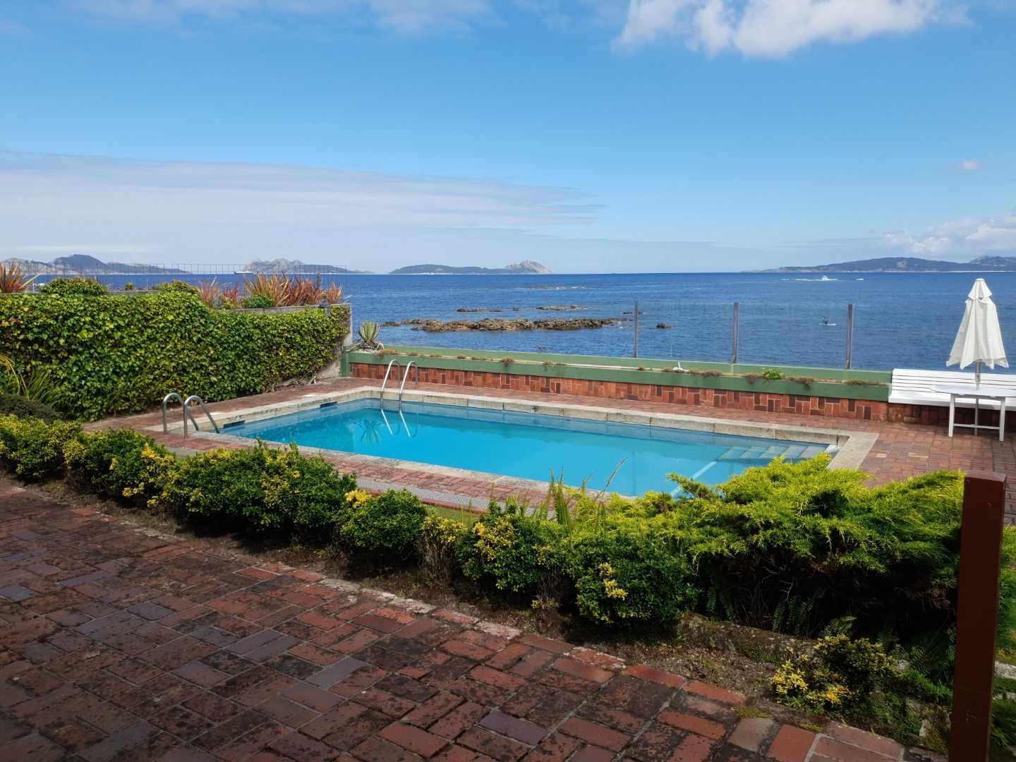 Piscina de Casa o xalet en venda en Vigo  amb Calefacció, Jardí privat i Parquet