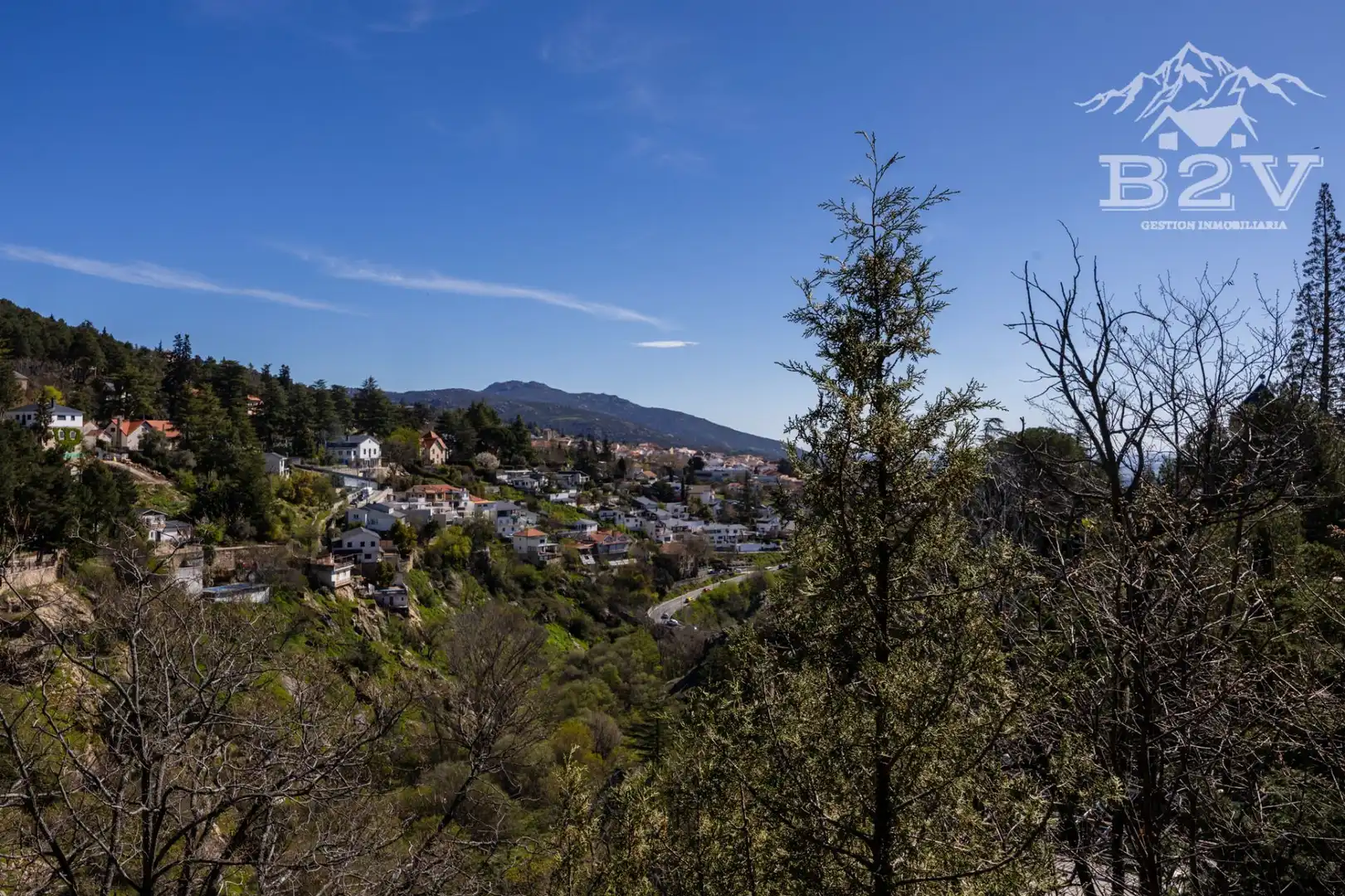Vista exterior de Casa o xalet en venda en Miraflores de la Sierra amb Calefacció, Jardí privat i Traster