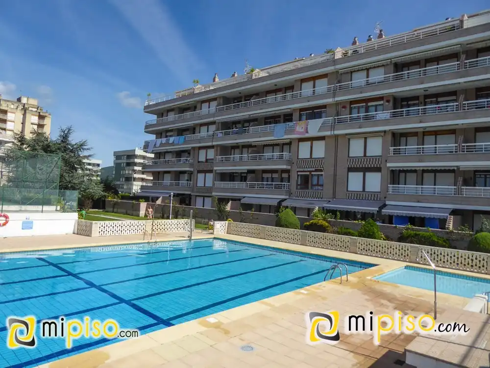 Piscina de Pis de lloguer en Laredo amb Calefacció, Terrassa i Piscina