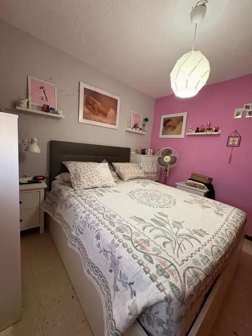Bedroom of Flat for sale in Sevilla  with Air Conditioner and Balcony