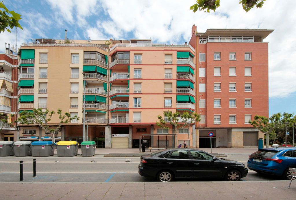 Vista exterior de Pis en venda en Barberà del Vallès