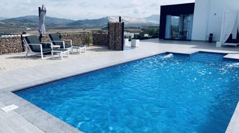 Hermosa villa nueva de 3 dormitorios y 2 baños con piscina y vistas a la montaña en Cañada de la Leña.