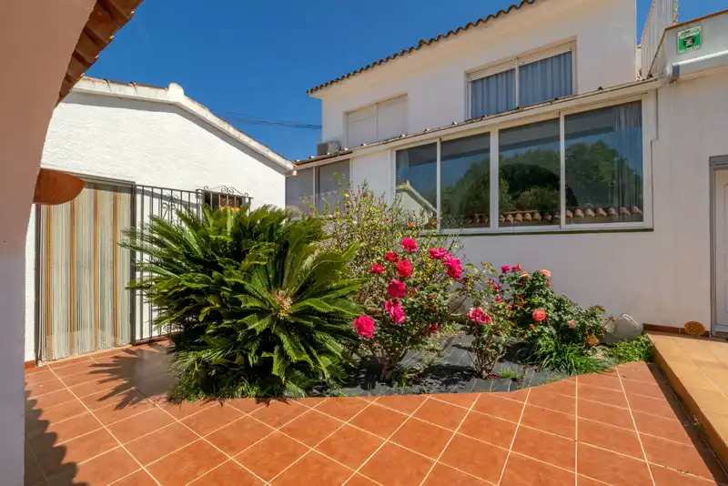 Garden of Houses for sale in Empuriabrava  with Air Conditioner, Heating and Private garden