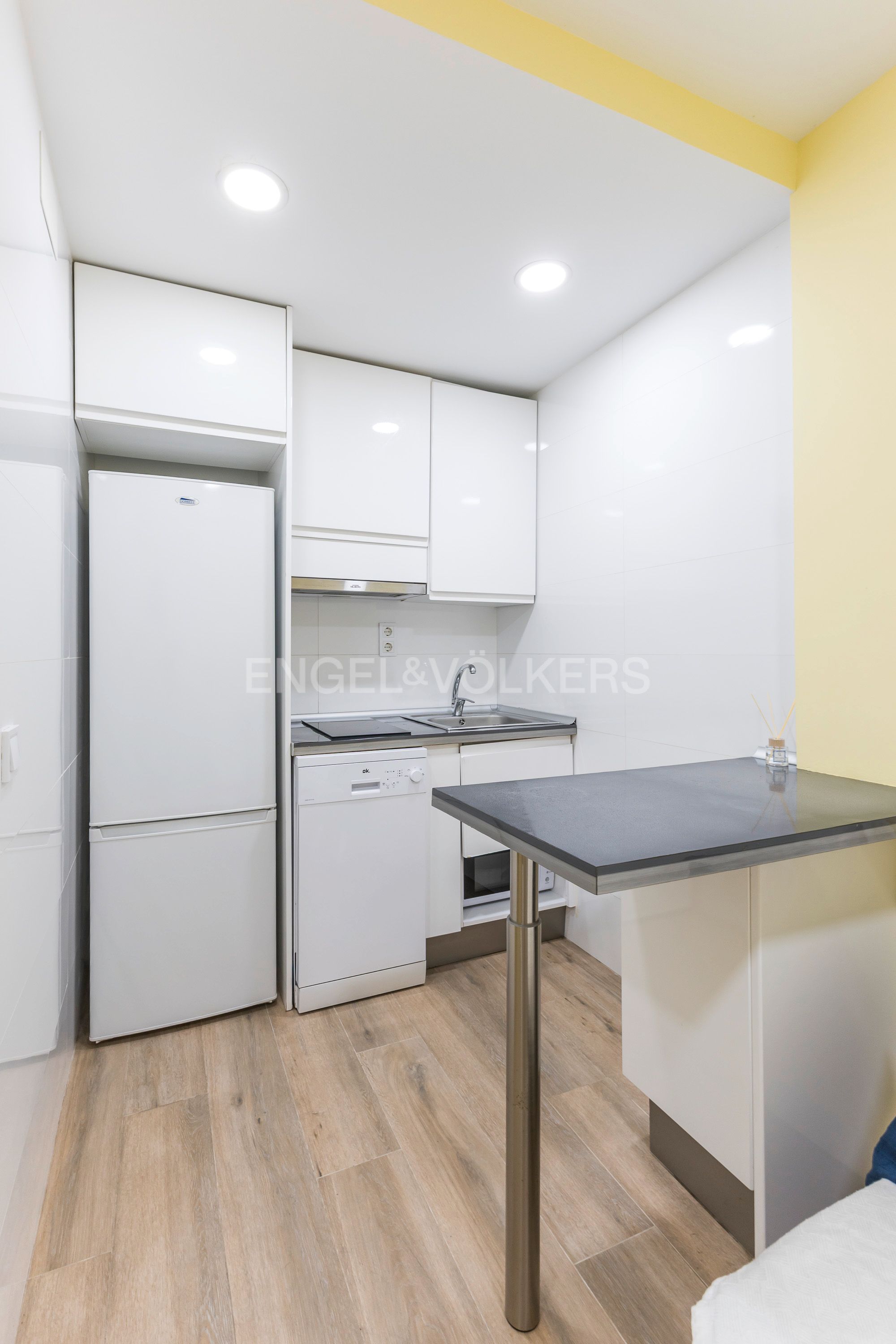Cuina de Apartament en venda en  Madrid Capital amb Aire condicionat, Calefacció i Moblat