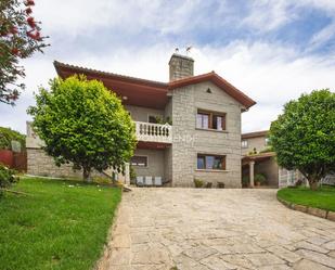 Vista exterior de Casa o xalet en venda en Bueu amb Calefacció, Jardí privat i Terrassa