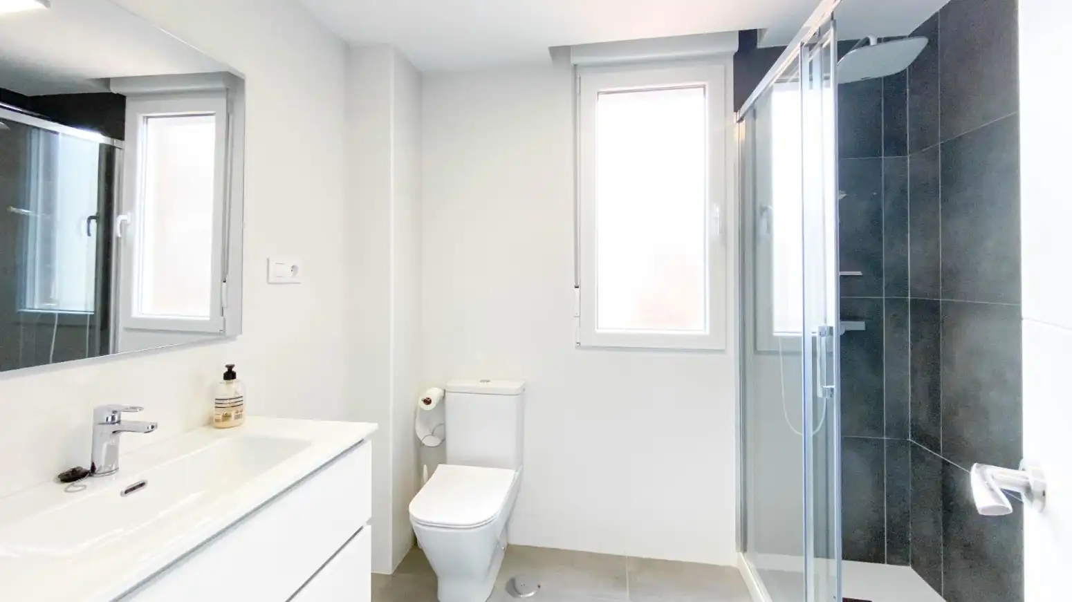 Baño de Piso de alquiler en Santander con Calefacción, Parquet y Amueblado