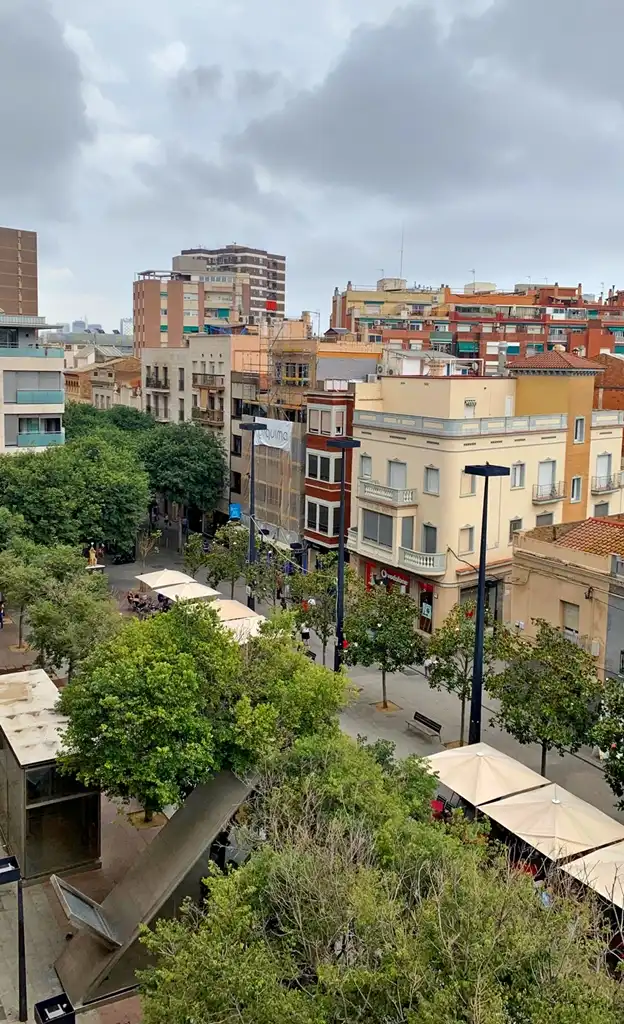 Außenansicht von Wohnung zum Verkauf in L'Hospitalet de Llobregat mit Heizung, Abstellraum und Ofen