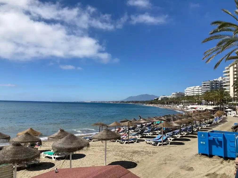 Vista exterior de Piso de alquiler en Marbella con Aire acondicionado