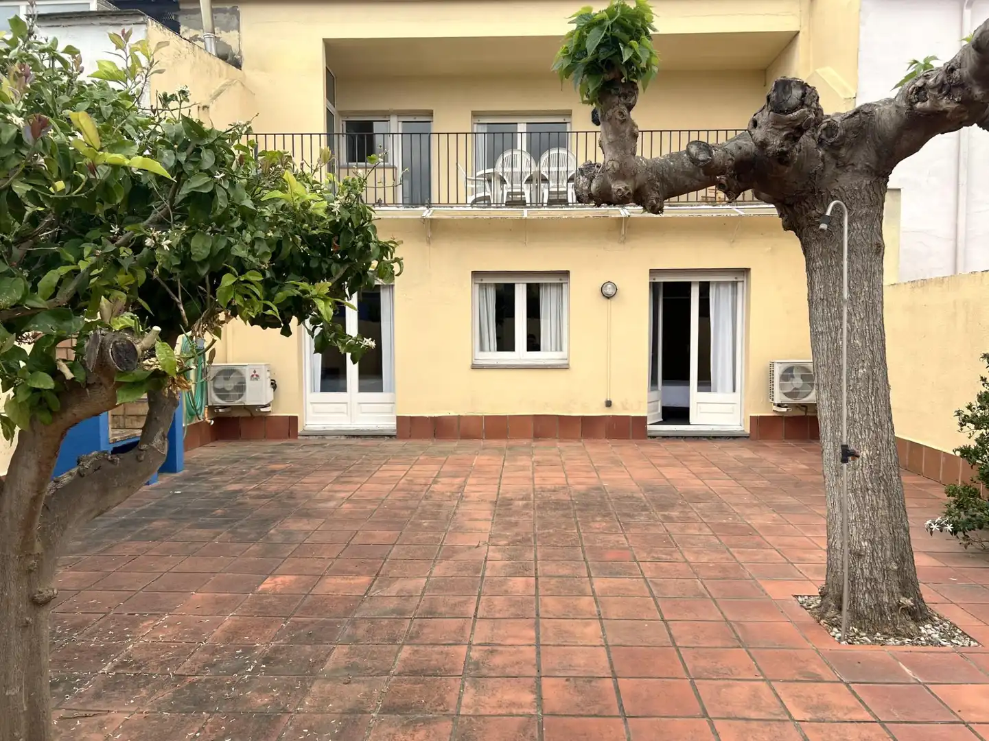 Terrasse von Einfamilien-Reihenhaus zum Verkauf in Sant Pere Pescador mit Klimaanlage, Privatgarten und Terrasse