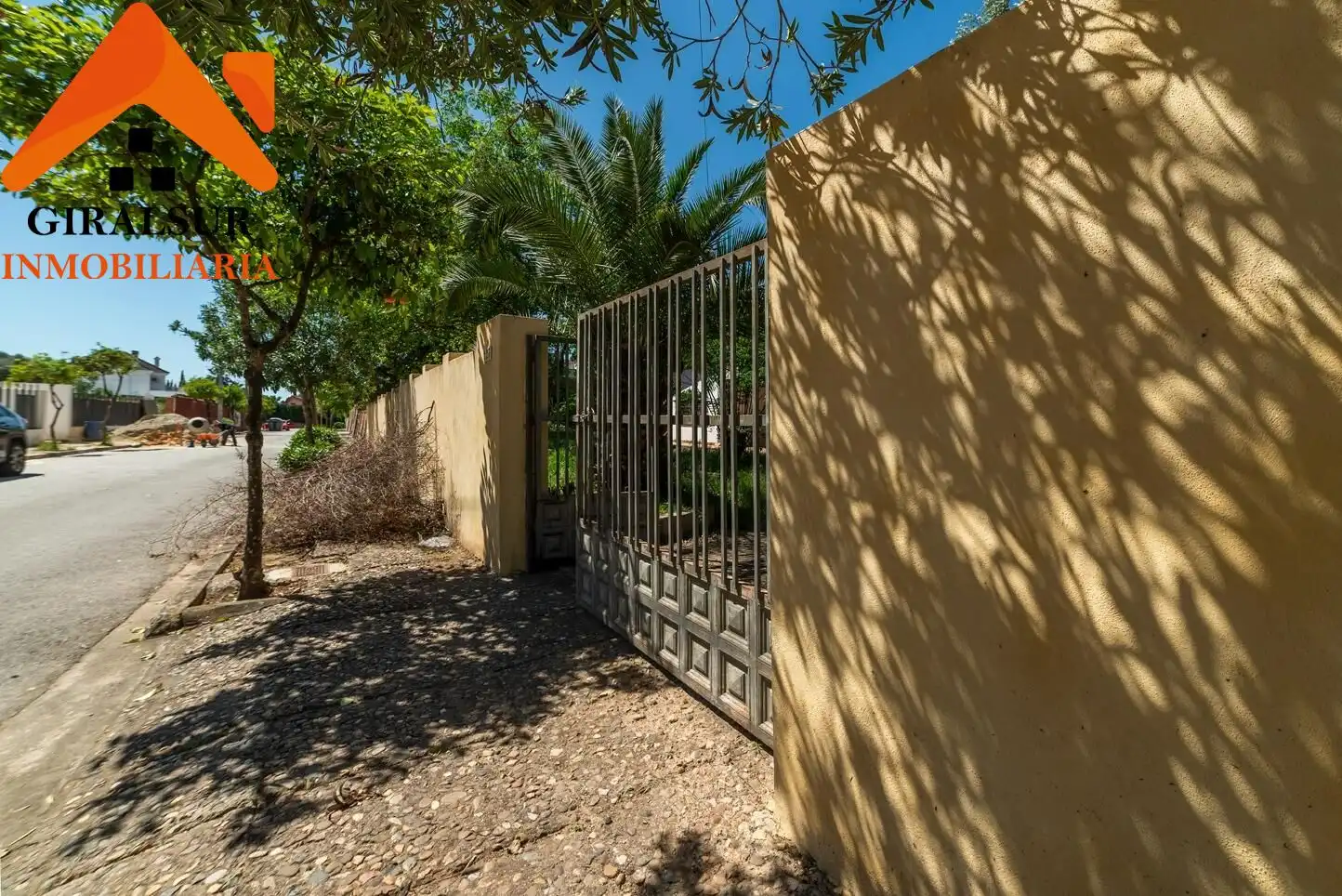 Vista exterior de Casa o xalet en venda en Alcalá de Guadaira amb Aire condicionat, Jardí privat i Terrassa