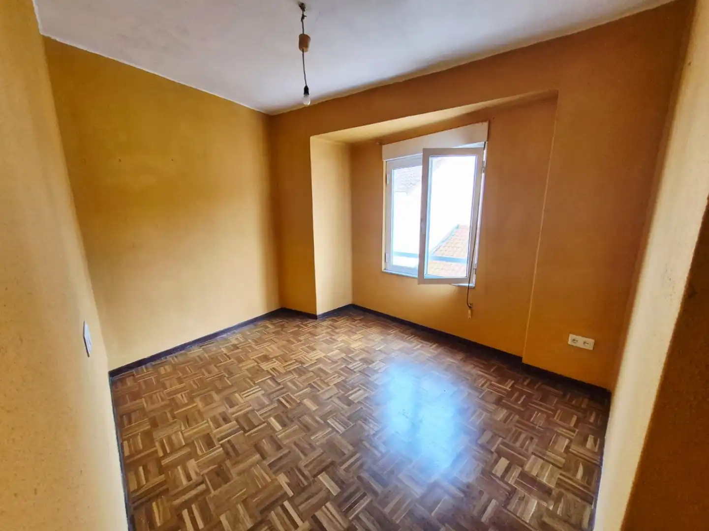 Habitación de Piso en venta en Avilés con Calefacción, Parquet y Trastero