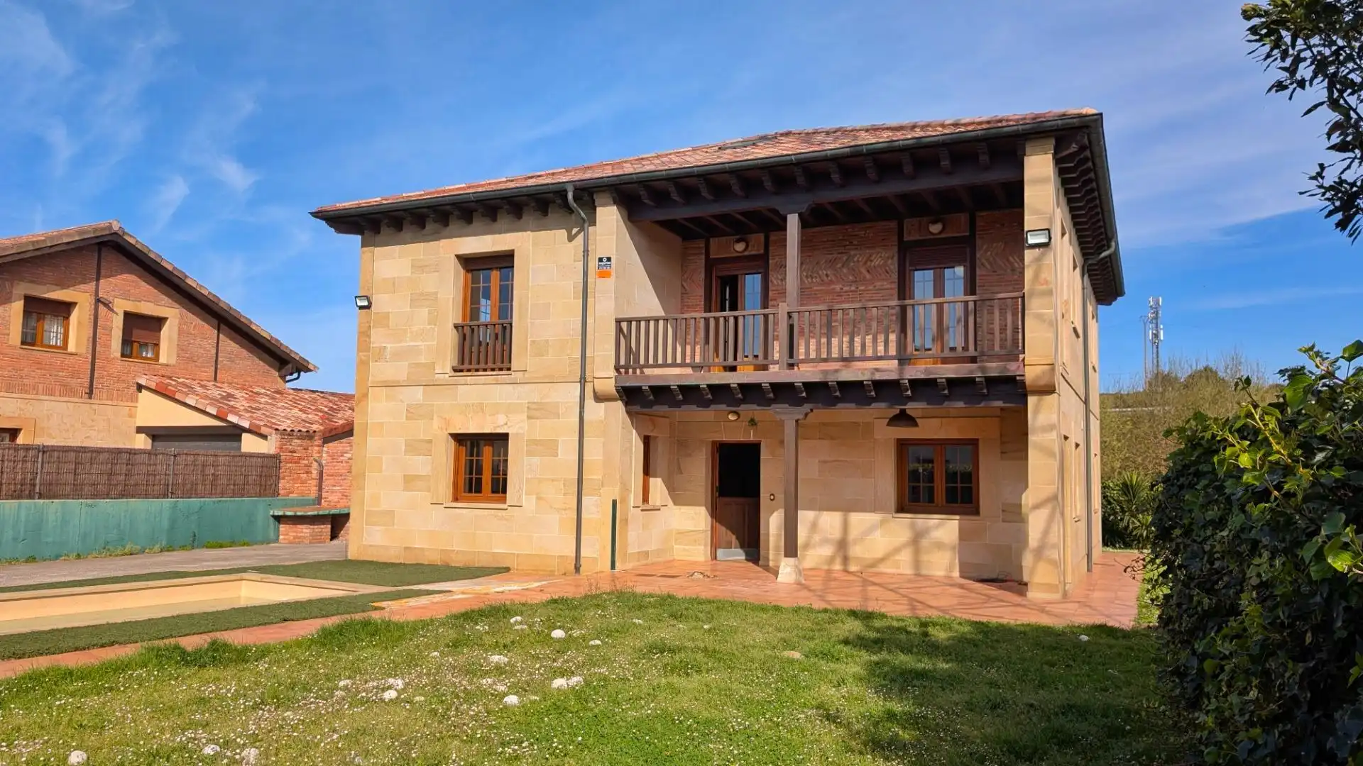 Vista exterior de Casa o xalet en venda en Santander amb Calefacció, Jardí privat i Piscina