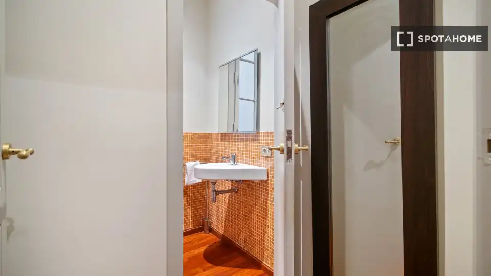 Baño de Piso para compartir en Barcelona con Aire acondicionado, Calefacción y Amueblado