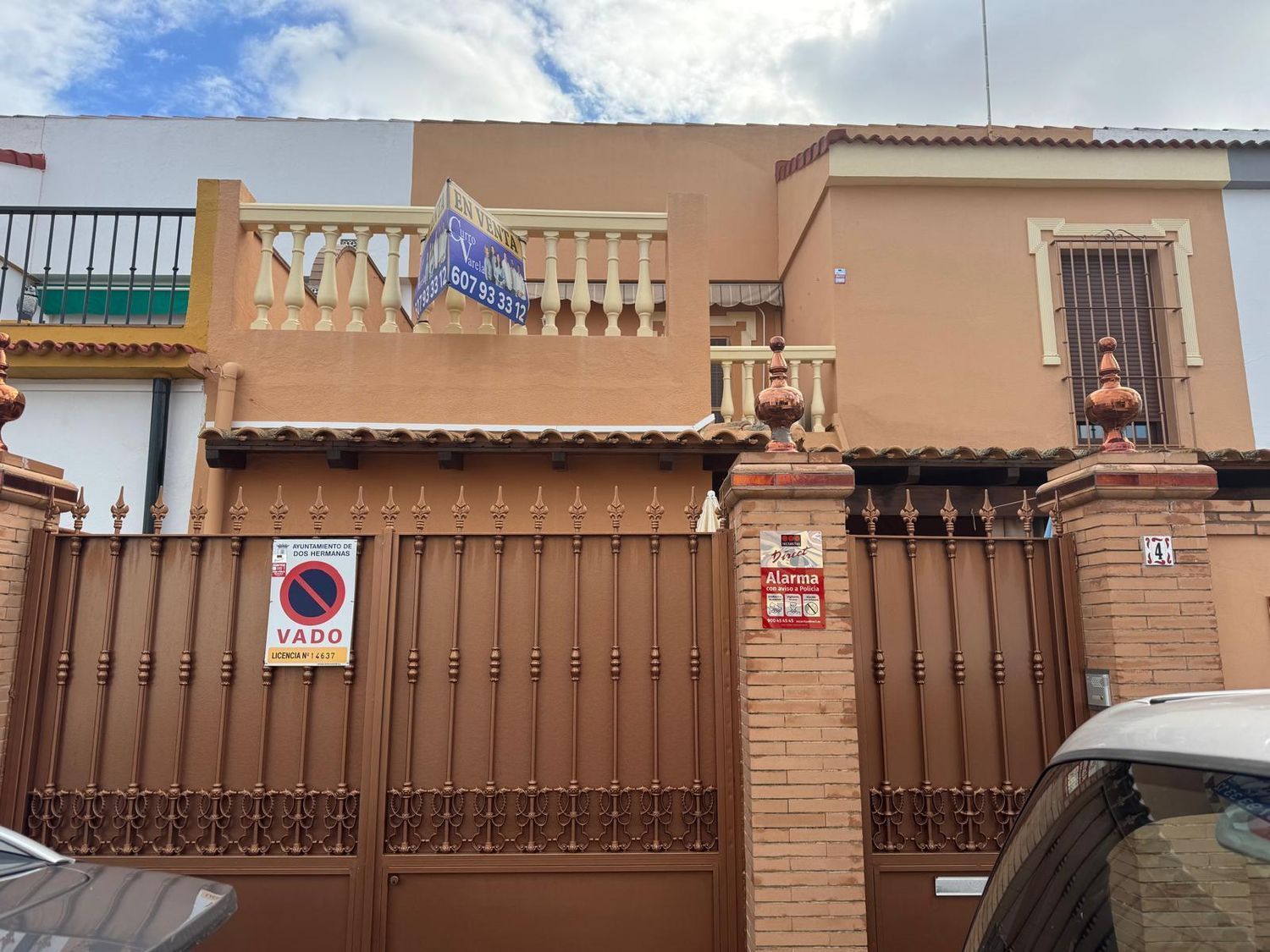 Exterior view of House or chalet for sale in Dos Hermanas  with Air Conditioner, Private garden and Terrace