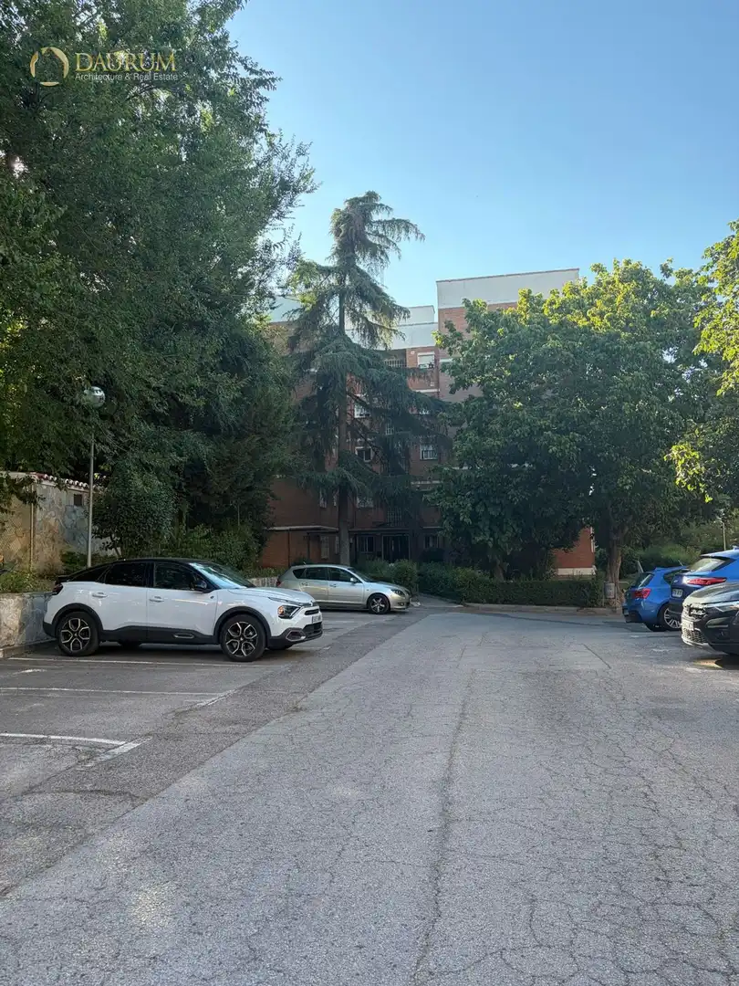 Parking de Piso en venta en Madrid con Calefacción, Piscina y Amueblado