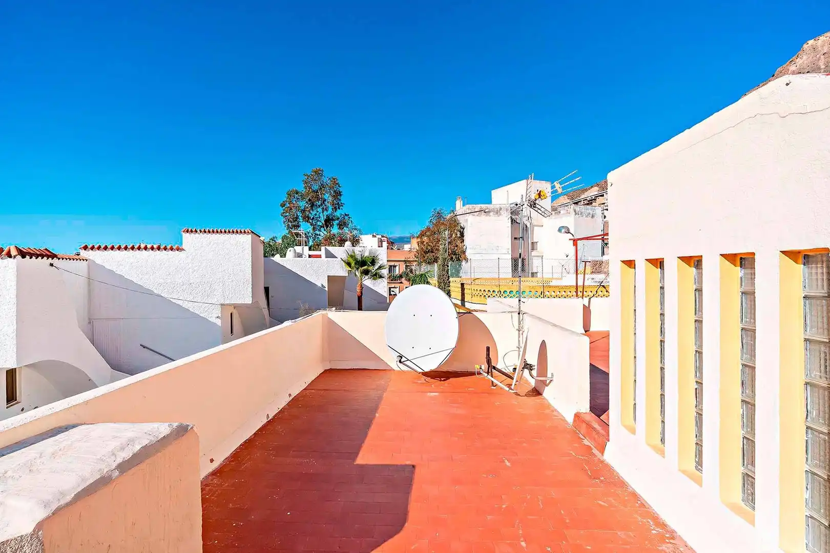 Vista exterior de Casa adosada en venda en Roquetas de Mar amb Jardí privat, Terrassa i Traster