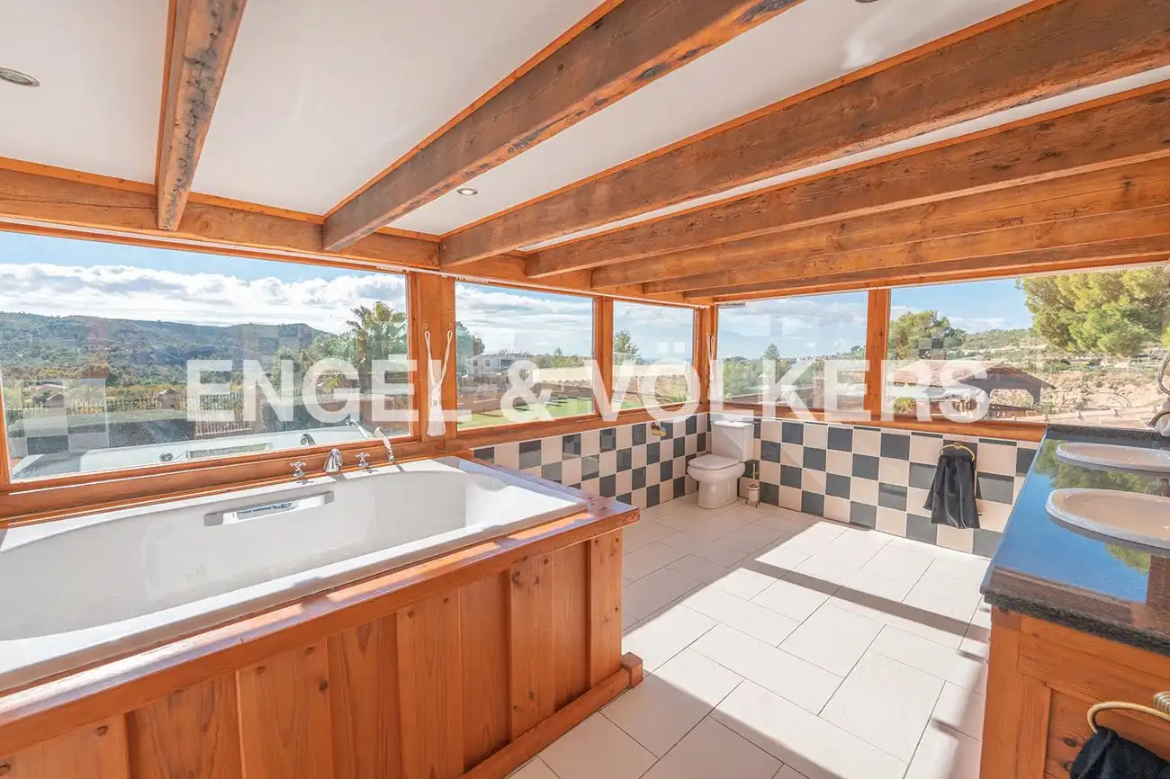 Bathroom of Houses for sale in Aigües  with Air Conditioner, Private garden and Terrace