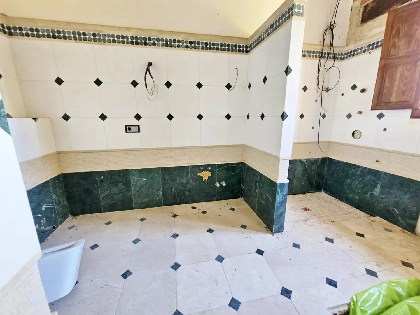Bany de Casa o xalet en venda en Elche / Elx amb Aire condicionat, Calefacció i Jardí privat