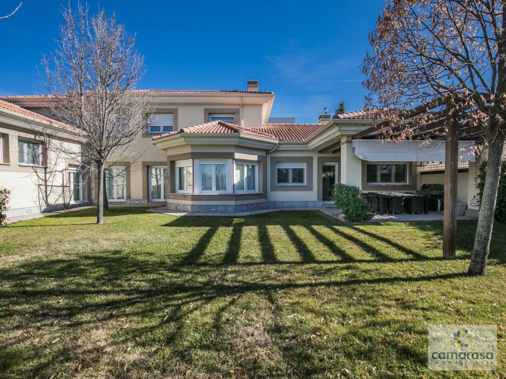 Exterior view of House or chalet for sale in Ávila Capital  with Oven