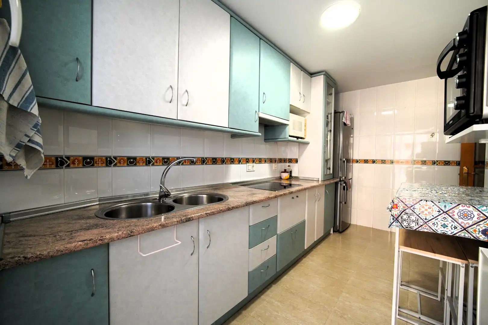 Küche von Wohnung zum Verkauf in Roquetas de Mar mit Klimaanlage, Terrasse und Möbliert