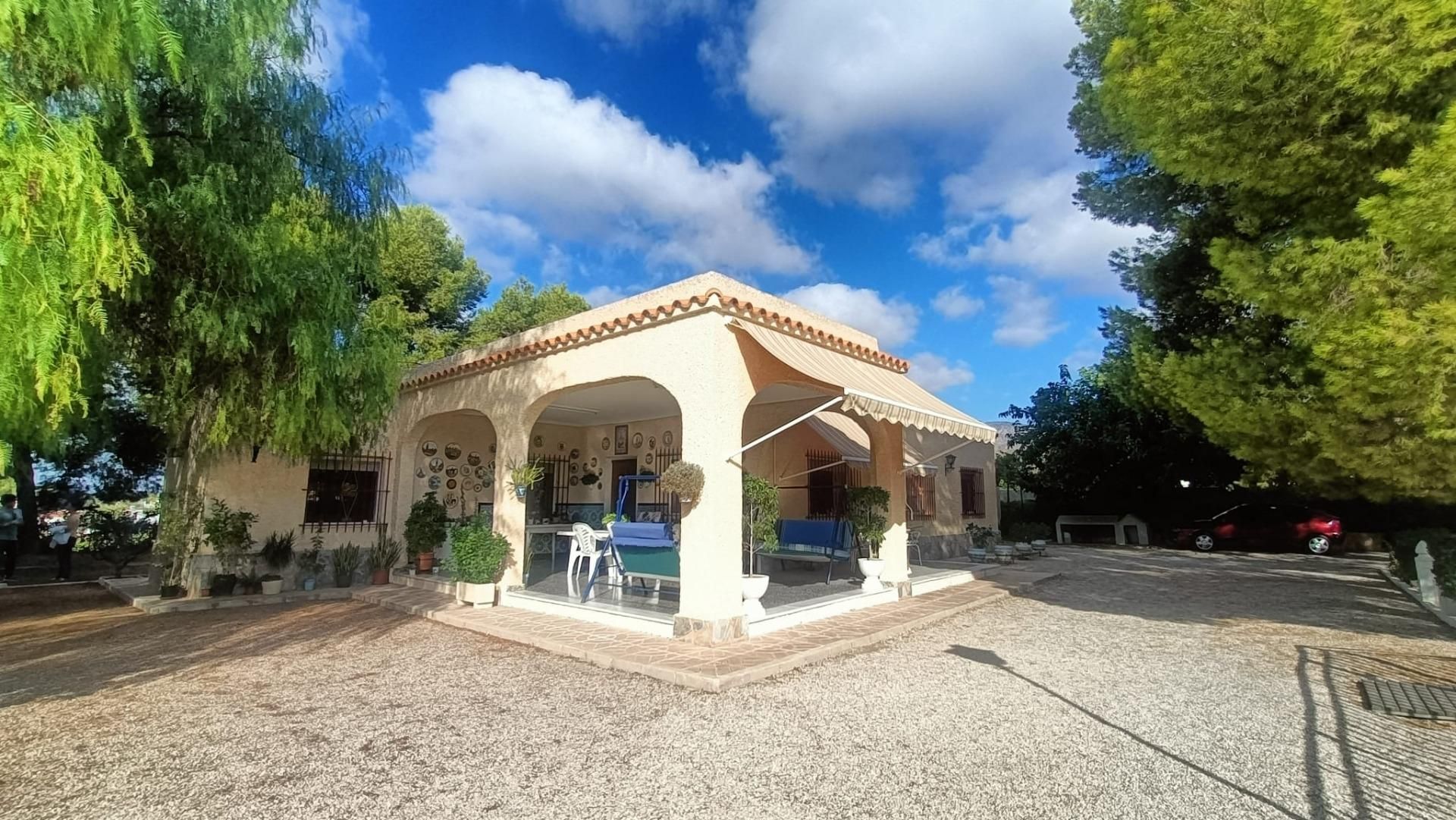 Vista exterior de Casa o xalet en venda en Crevillent amb Aire condicionat, Jardí privat i Terrassa