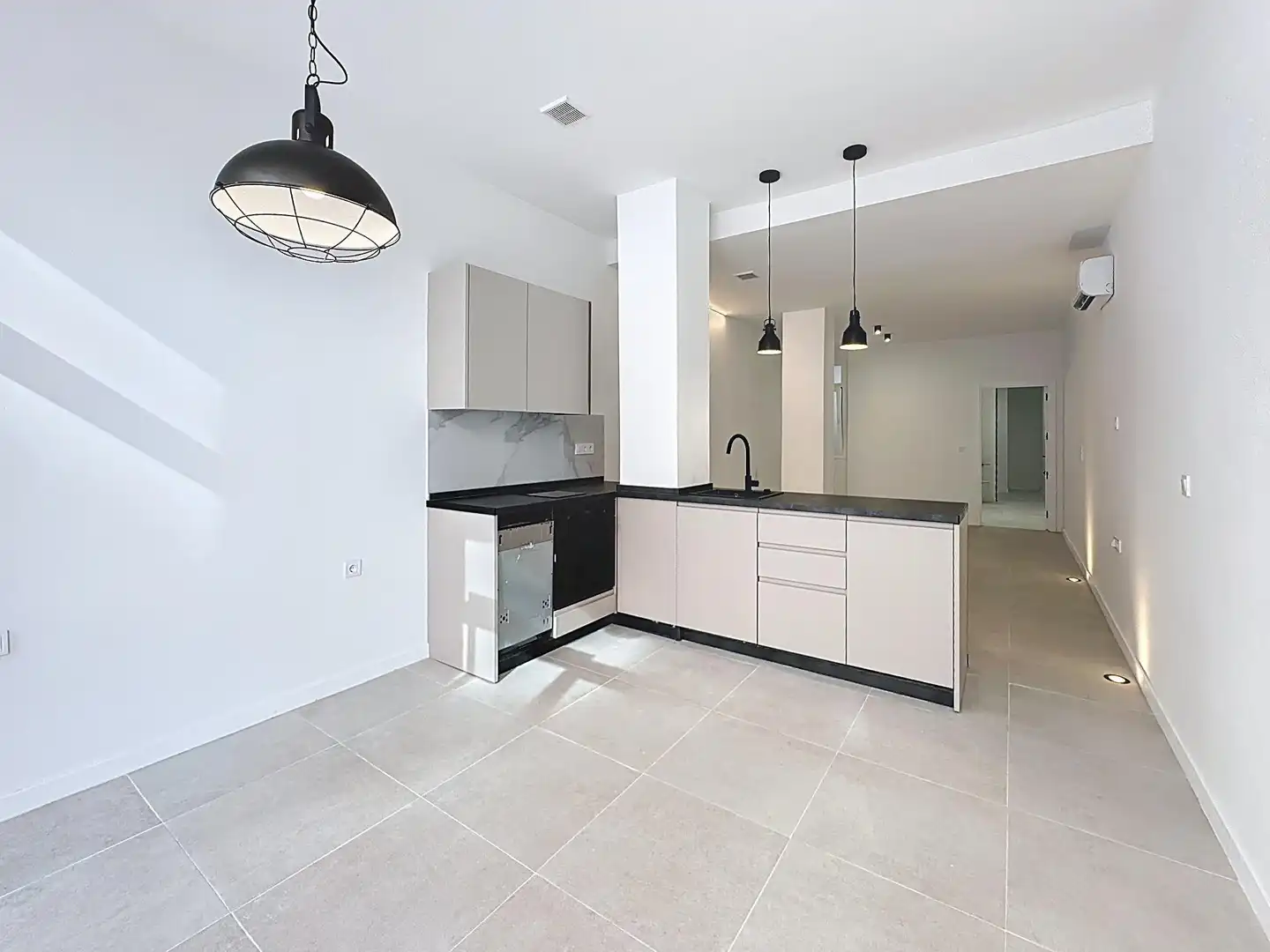 Bajo con ascensor en venta en Calle de Cartagena, imagen 2
