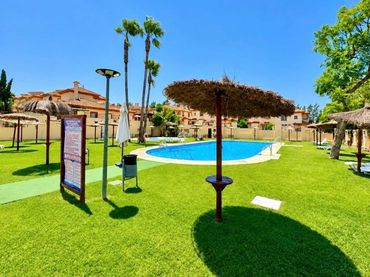 Casa aparellada amb piscina en venda a Jerez Sur