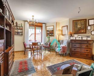 Sala d'estar de Pis en venda en Oviedo  amb Calefacció, Parquet i Terrassa
