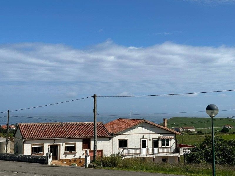 Vista exterior de Casa adosada en venda en Suances amb Parquet i Terrassa