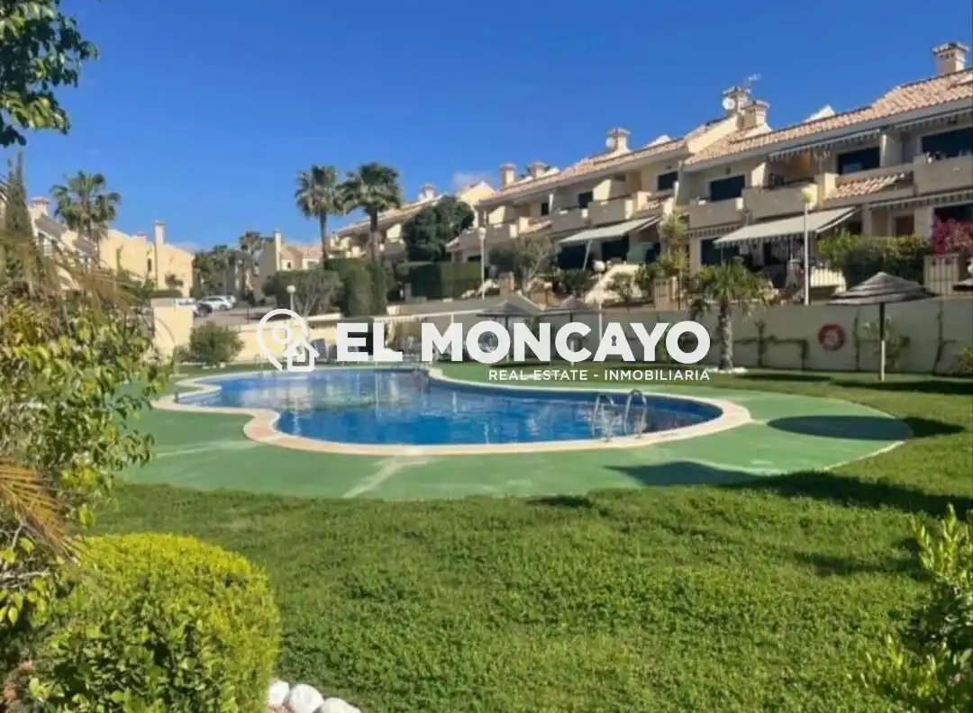 Vista exterior de Casa adosada en venda en Orihuela amb Aire condicionat, Calefacció i Jardí privat