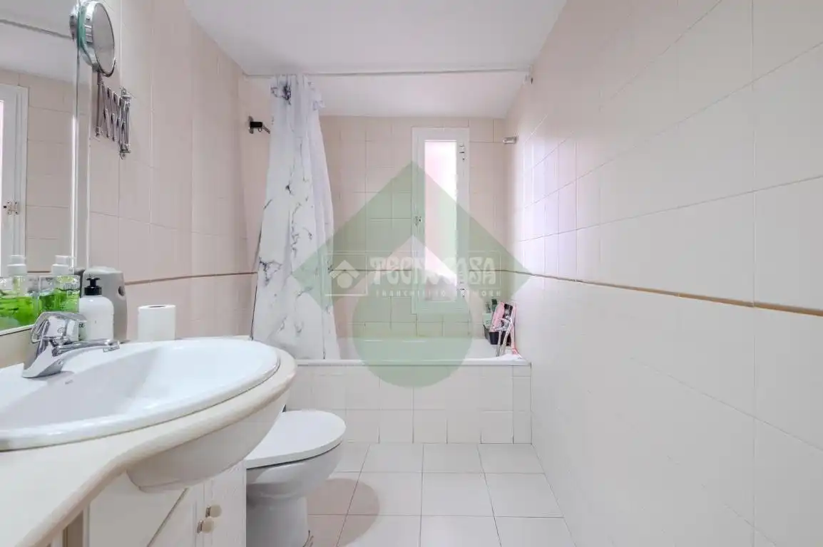 Bathroom of Flat for sale in Madrid  with Air Conditioner and Balcony