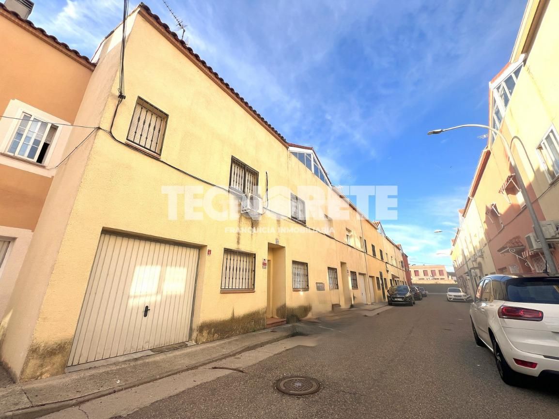 Casa adosada en venta en Calle Antonio Machado