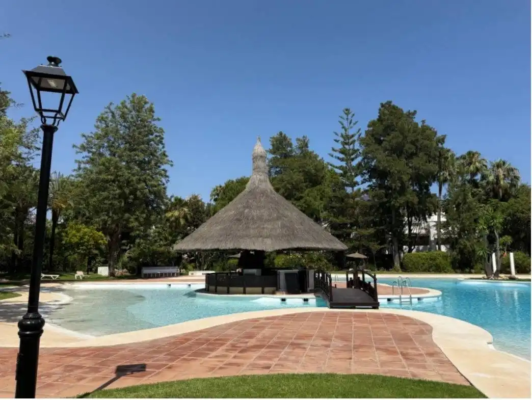 Piscina de Planta baixa en venda en Estepona amb Aire condicionat, Jardí privat i Terrassa