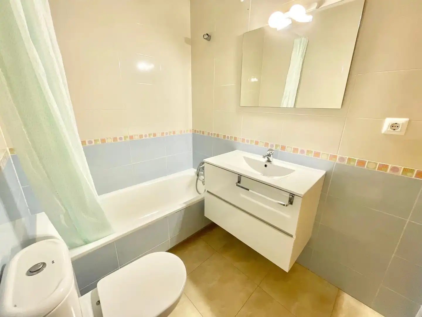 Bany de Apartament de lloguer en Los Alcázares amb Aire condicionat, Terrassa i Traster