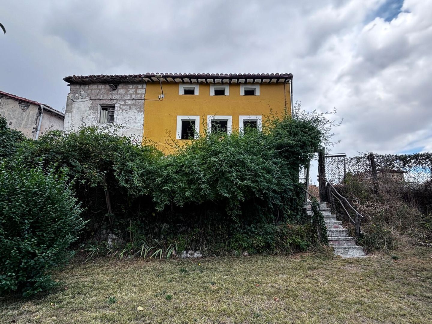 Vista exterior de Finca rústica en venda en Valle de Oca amb Calefacció i Jardí privat