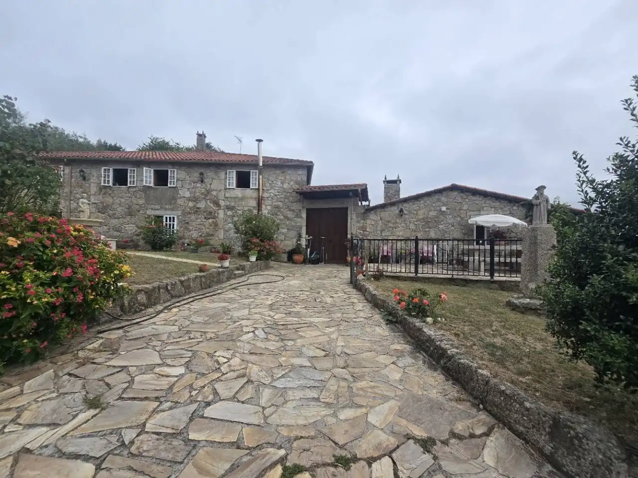 Außenansicht von Haus oder Chalet zum Verkauf in O Saviñao  mit Heizung, Privatgarten und Terrasse