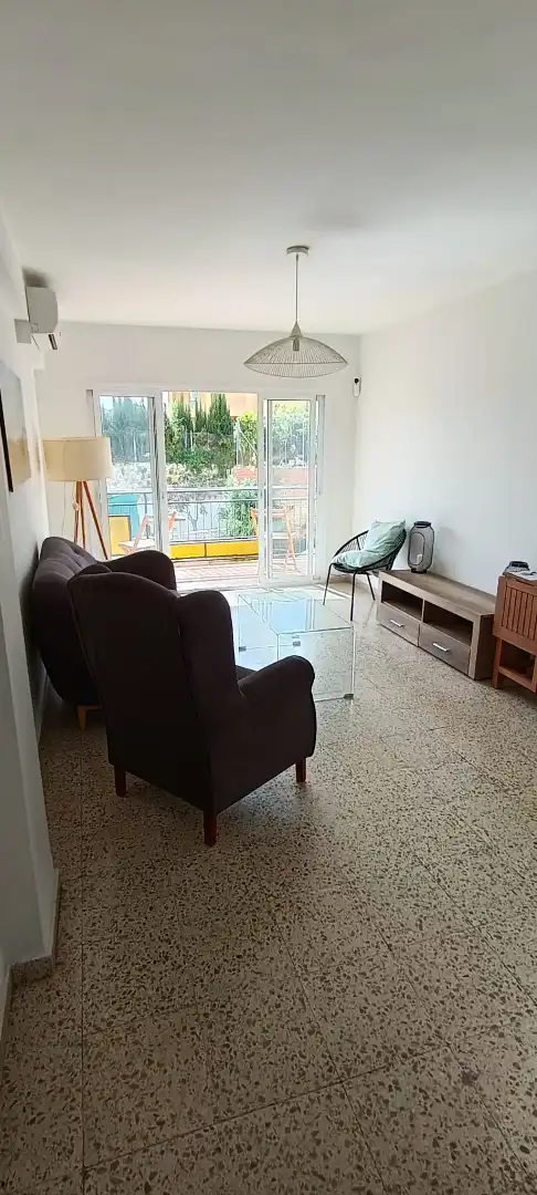 Sala d'estar de Apartament en venda en Marbella amb Aire condicionat, Terrassa i Moblat