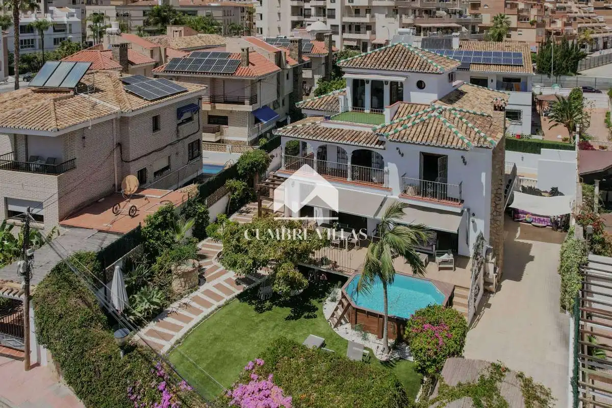 Vista exterior de Casa o chalet en venta en Almuñécar con Jardín privado, Terraza y Amueblado