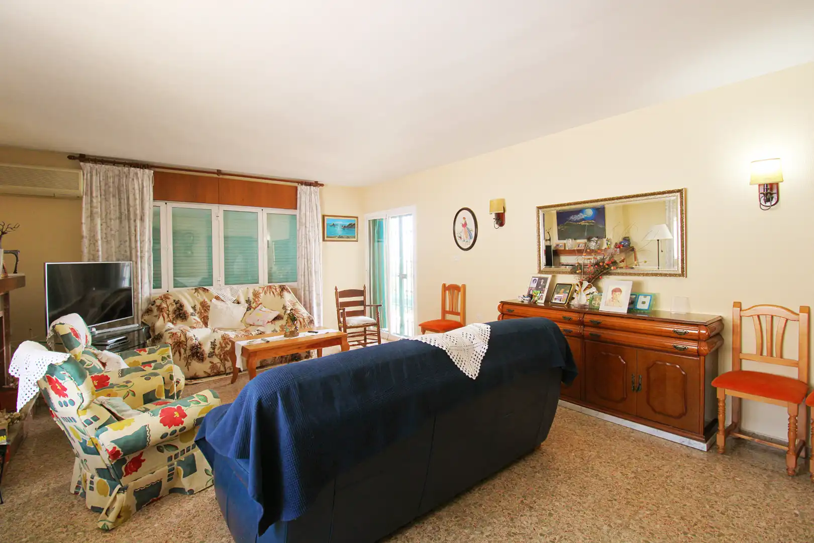 Sala de estar de Casa o chalet en venta en Alhaurín de la Torre con Aire acondicionado, Calefacción y Jardín privado