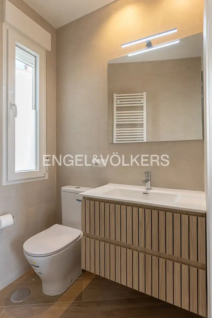 Bathroom of Flat for rent in Madrid  with Air Conditioner and Heating